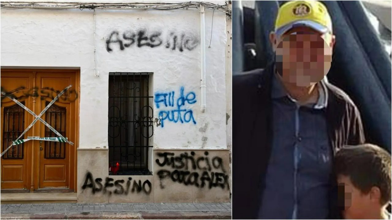 Juan Francisco, empleado en una biblioteca municipal, junto a su casa de Sueca donde mató a Álex