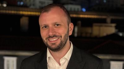 ȘEF NOU LA TMB – Judecătorul Cosmin Sterea-Grossu a fost delegat în funcția de președinte al Tribunalului București. Sterea-Grossu îl va înlocui la conducerea TMB pe judecătorul Dragoş Mocanu, promovat la Curtea de Apel București. Recent, Sterea-Grossu a atras atenția că măsurile Guvernului Bolojan vizând magistratura duc la: „Slăbirea puterii judecătorești”