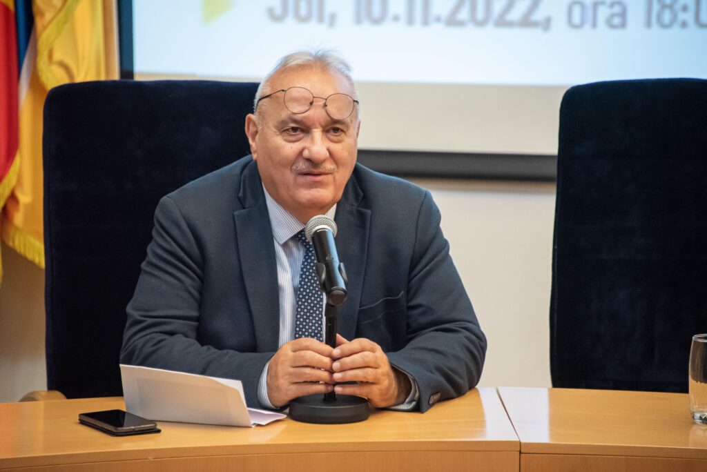 Mircea Mihăieş: „Aştept să obosească Răul”