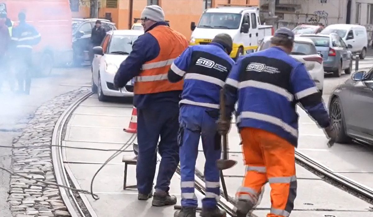 “Astea sunt bombe pe roți”. Cu tramvaiele sărind de pe șine, Ciucu vrea să afle pe ce se duc banii