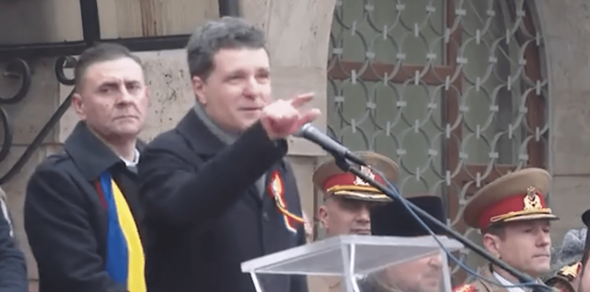 Românii care l-au huiduit pe Nicușor Dan de Ziua Unirii Principatelor au fost vânați și sancționați cu amenzi usturătoare. Președintele le-a spus că au tot dreptul să protesteze, deoarece e un drept pentru care s-a murit | R3media