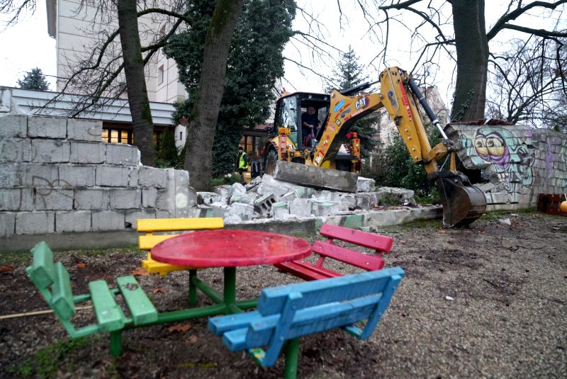 Inca o demolare in Timisoara: Peste 1100 mp ocupati ilegal de un hotel, redati Parcului Zurich din zona Telegrafului