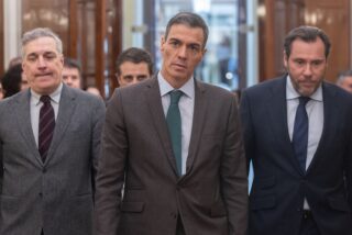 pedro-sanchez-1-320x214-16 La primera, en la frente: el Gobierno fracasa en su intento de usar a los jubilados con el decreto ómnibus