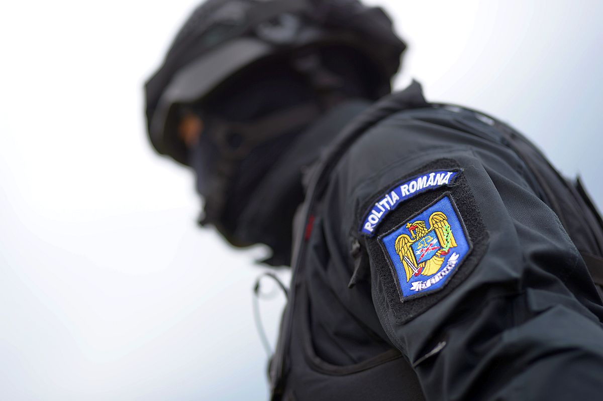 Rețea de „export” de mașini închiriate, destructurată în vestul țării. Prejudiciu de peste 100.000 de euro cauzat de doi cetățeni italieni (video)