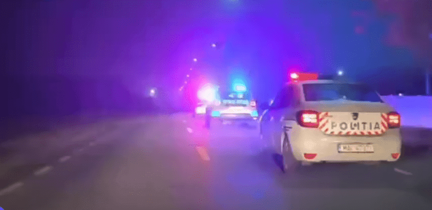 Fugă de poliție în Stulpicani: Un tânăr de 19 ani a condus fără permis un Audi, s-a izbit de gard și a fost prins