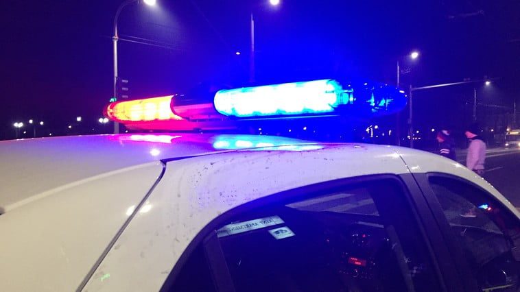 Impact violent între două mașini, după ce unul dintre șoferi a trecut pe roșu! O femeie a ajuns la spital