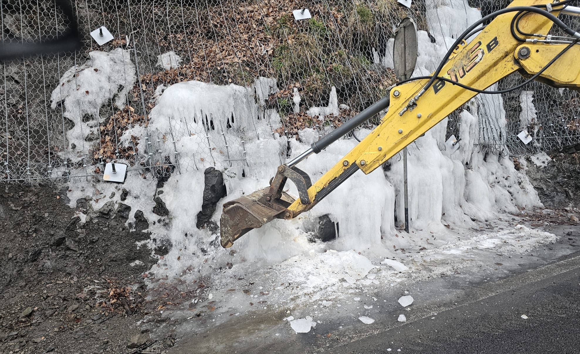 FOTO/VIDEO. Circulație restricționată temporar pe DN 7 – Valea Oltului pentru îndepărtare gheață de pe versanți – Gazeta Vâlceană