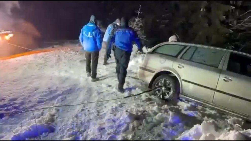 Tineri, salvați din nămeți, de jandarmii buzoieni!