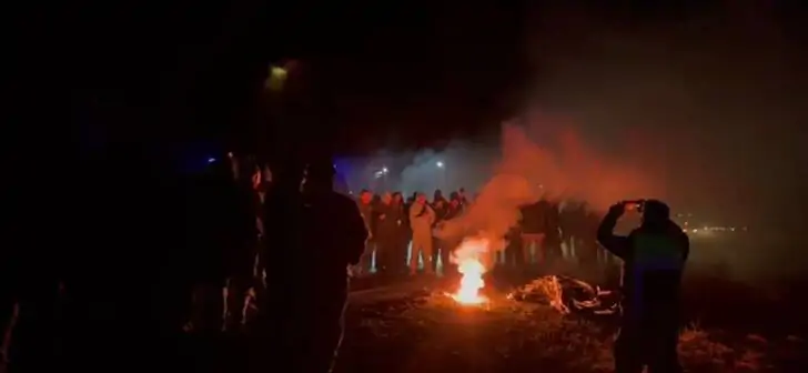 VIDEO. Sute de suporteri PAOK Salonic la Timișoara și Lugoj, după tragedia în care 7 camarazi de-ai lor au murit. Au aprins focuri și au cântat