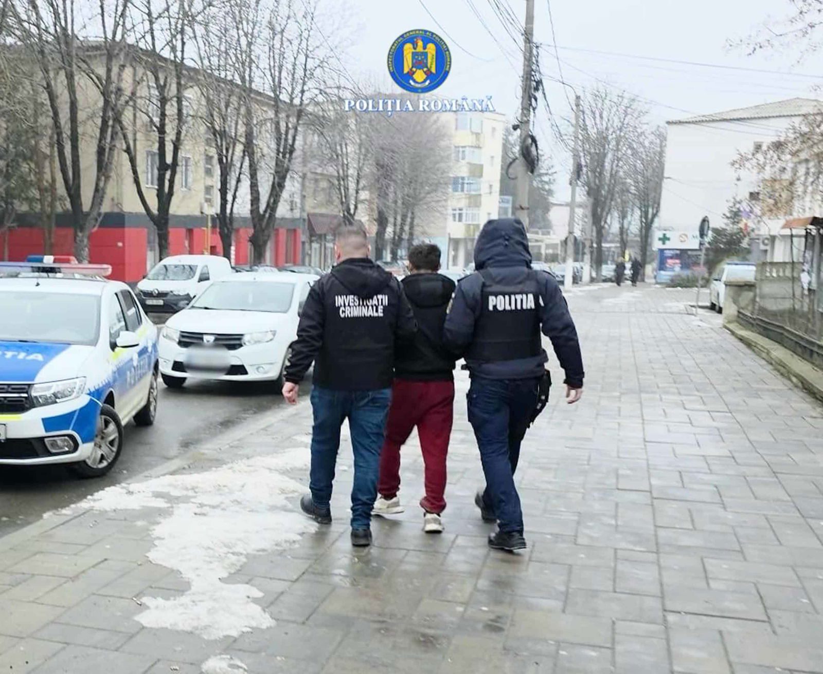 Trei persoane, dintre care doi minori, au furat dintr-o casă și au amenințat proprietarul cu un cuțit cerându-i bani | DobrogeaNews #