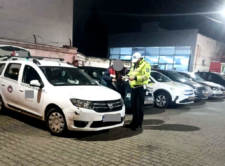 Taximetristii din Timisoara, verificati de agenti ai Politiei Locale / Amenzi pentru soferii care stationeaza in refugiul din fata Garii de Nord