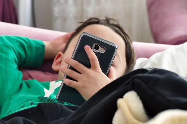 Arafat cere inițierea unei legi care să limiteze accesul copiilor la rețelele de socializare