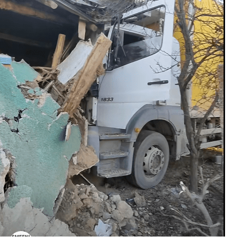 UN ȘOFER BINE BĂUT S-A OPRIT CU TIRUL ÎNTR-O CASĂ