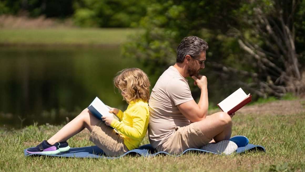 MOZAIC ȘTIRI NAȚIONALE: Cercetător: „Citim mai mult decât în alte perioade istorice, dar în 10 ani s-au pierdut aproape 10% dintre cititori”