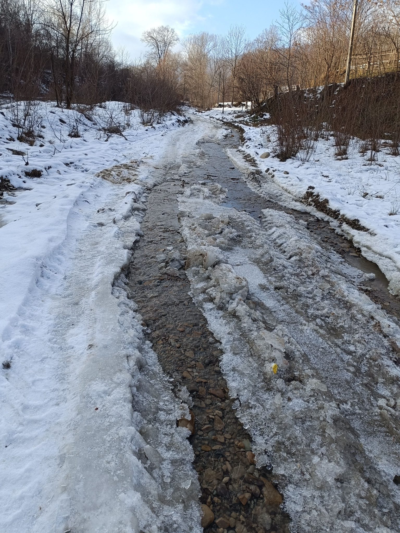 Drumul din albie care pune vieți în pericol, la Broșteni: o problemă veche de 20 de ani reaprinde tensiunile în Vrancea