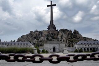 La desacralización del Valle de los Caídos: ¿compinchados el Papa Francisco y el socialista Sánchez?