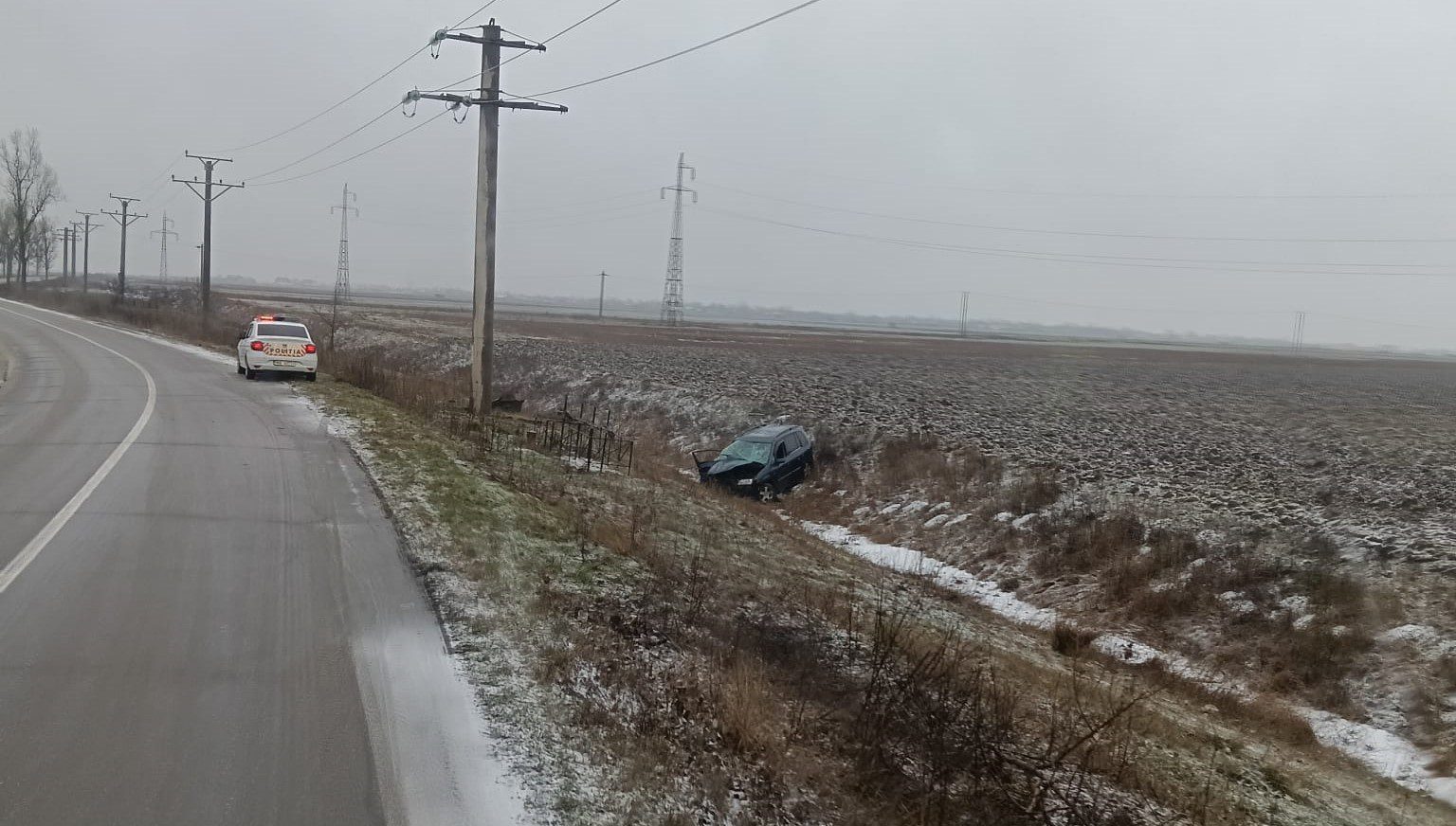 (UPDATE) Accident la Maxenu: o șoferiță a ajuns cu mașina în canal. Atenție la trafic!