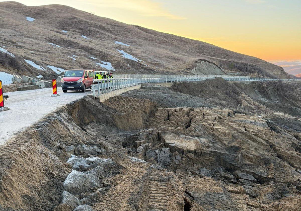 Alertă! Pământul o ia la vale, patru comune afectate. Mai multe drumuri, avariate grav