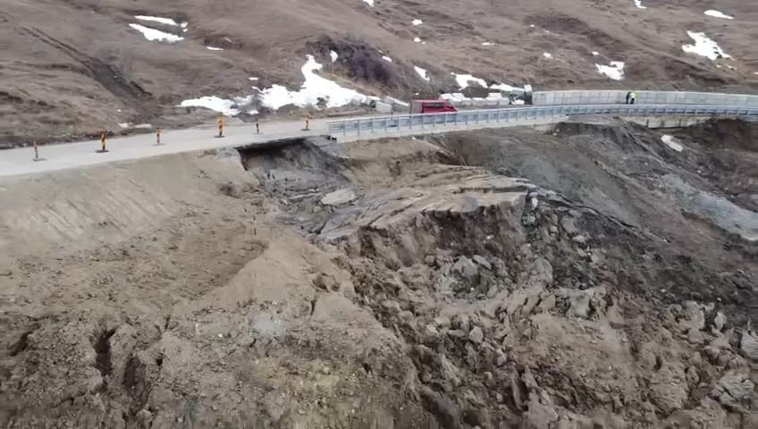 (VIDEO) Restricții de circulație pe drumul care duce spre Bisoca. Alunecările de teren au produs găuri sub terasament