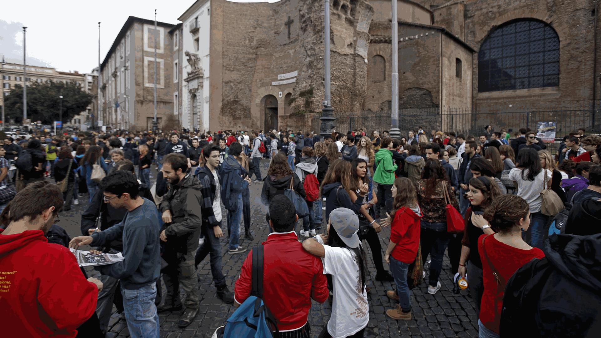 La lontananza dalla politica che spiana la strada alle dittature