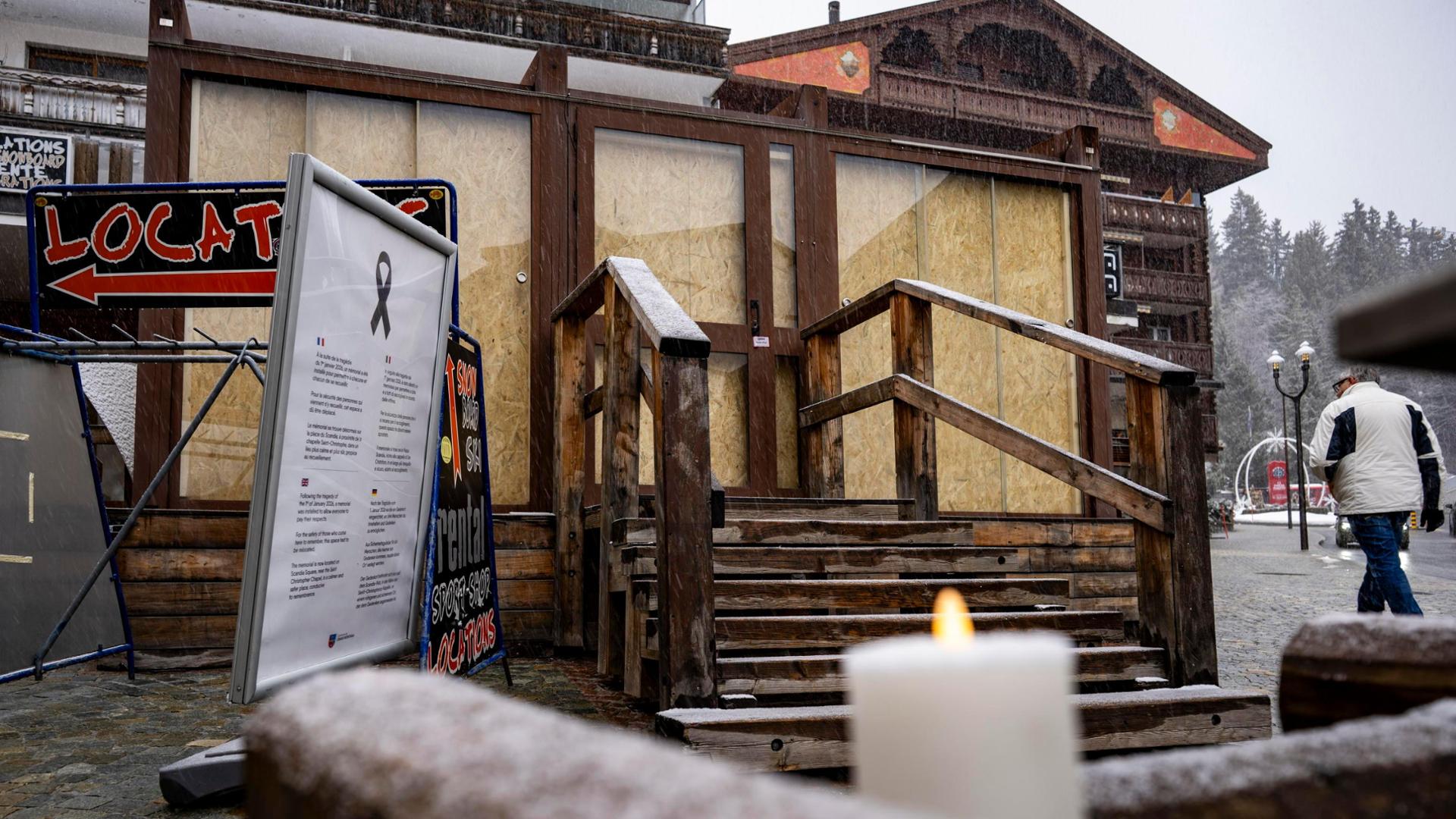 Crans-Montana, c’è un quarto indagato. Mattarella incontra a Dubai il padre di Emanuele Galeppini, il genoves…