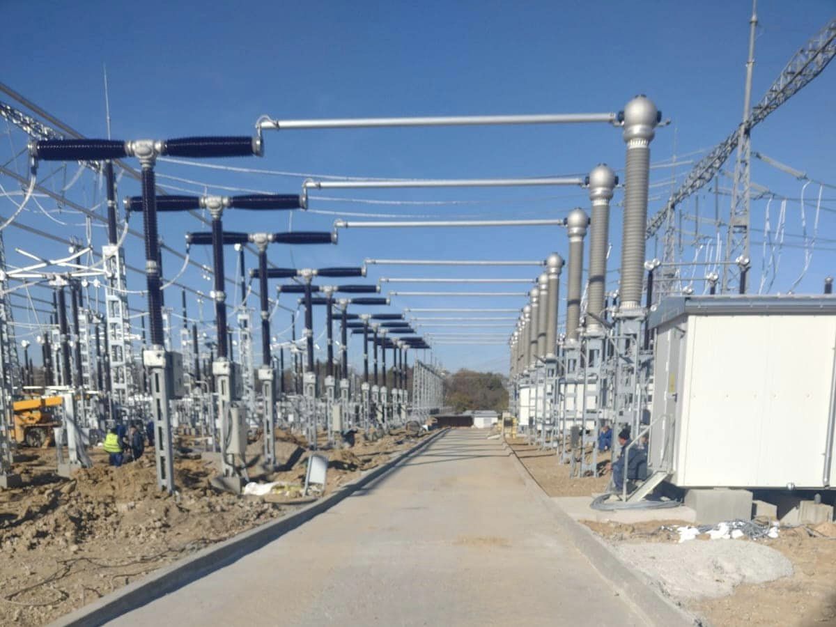 România și Ucraina vor construi în județul Suceava un interconector electric de 400 kV Cernăuți–Suceava. Linia electrică de 110 kV Porubne–Siret va fi modernizată pentru a permite alimentarea locuitorilor din regiunea Cernăuți