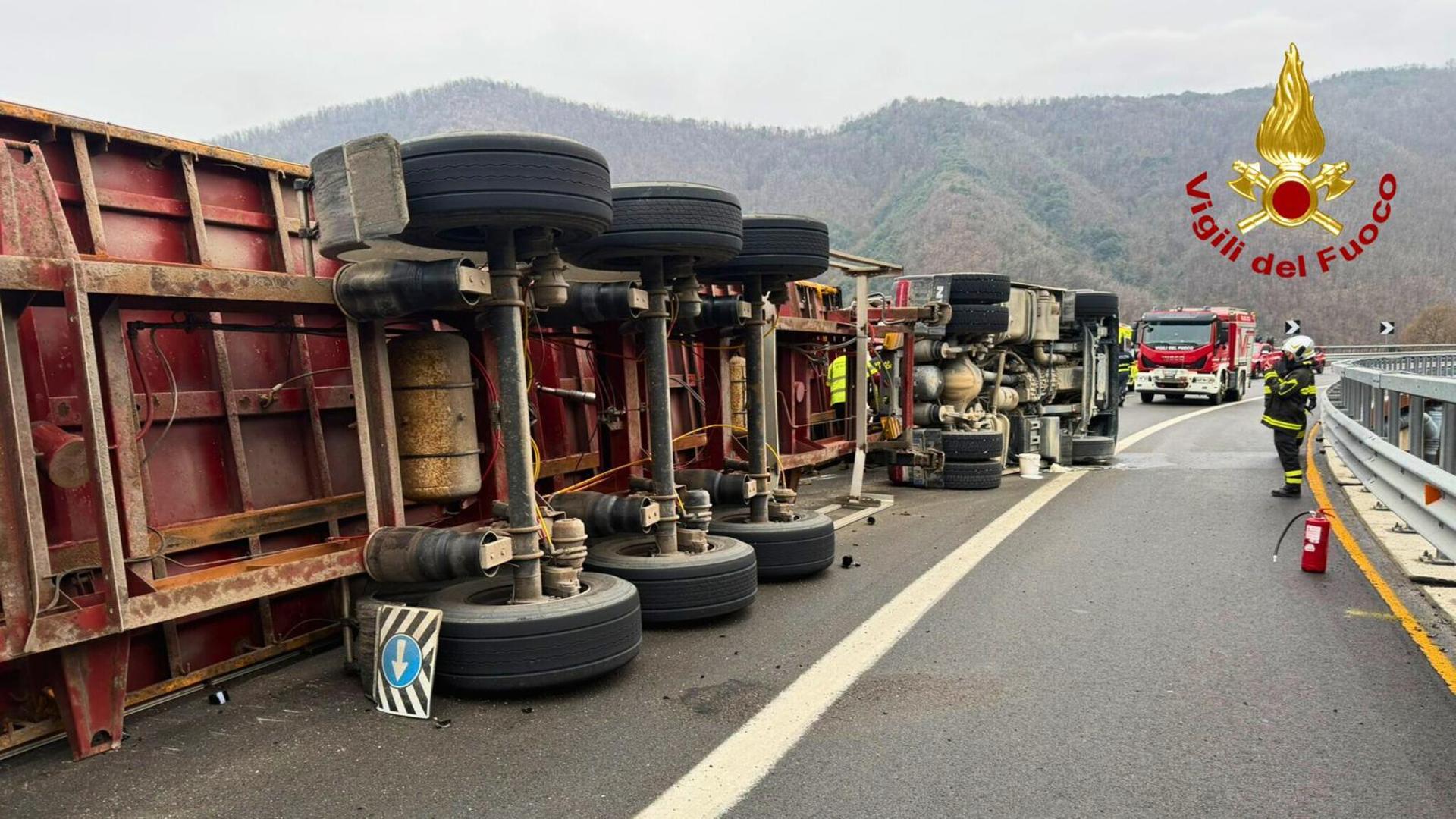 Camion si ribalta sulla A6 ad Altare, autostrada chiusa. Altri guai sulle provinciali 29 e 28 bis