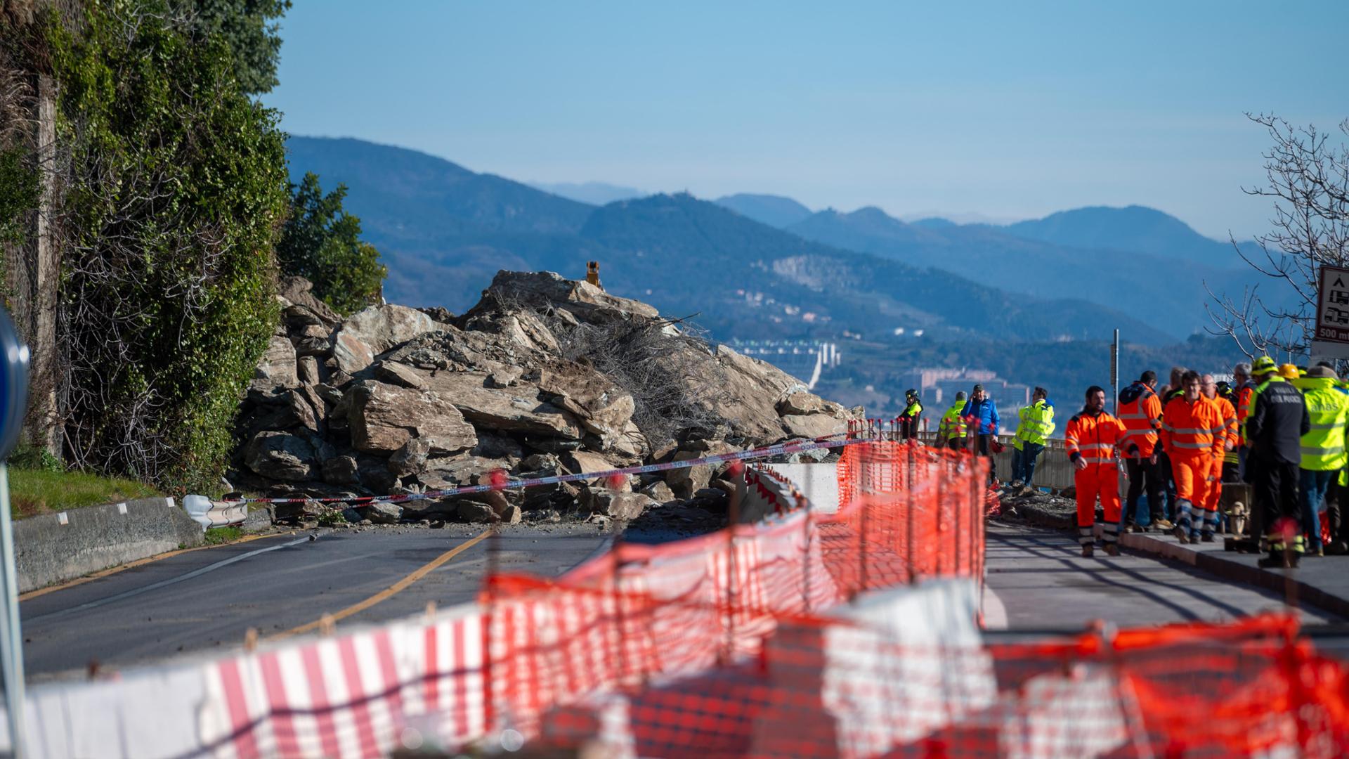 Frana ad Arenzano, è scontro sulla galleria paramassi. Il Mit: “Intervento urgente”