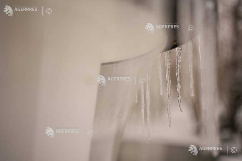 Alerte de ger, intensificări ale vântului și ninsori viscolite în mai multe regiuni, până marți dimineața