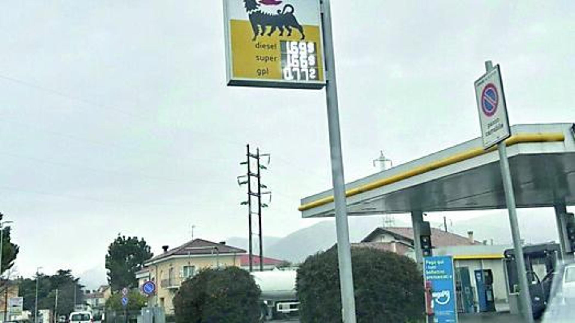 Gasolio, la protesta dei pendolari: “Ad Albenga è più caro che a Savona”