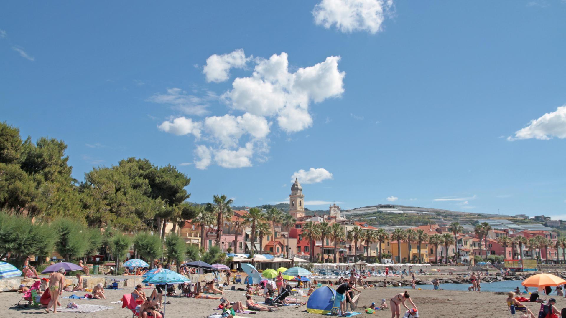 Battaglia per le spiagge libere, Legambiente: “Imperia può fare meglio, occhio alla concorrenza francese”