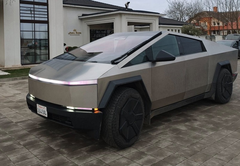 Mașină rară în Europa, într-o parcare din Lugoj! Șoferul s-a ales cu dosar penal