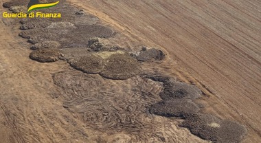 Sequestrati 17mila metri cubi di rifiuti pericolosi abbandonati in campagna: scatta una denuncia