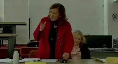 Dalla maggioranza insulto "fuorionda" alla consigliera, lei posta il video: «Offese sessiste, si dimetta»