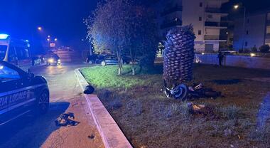 Con la moto contro una palma: morto un ventenne