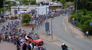 Il Giro d'Italia per la prima volta parte da Ceglie Messapica. Tanta gente: entusiasmo per strada