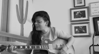 Emma Marrone suona la chitarra del papà (morto per la leucemia nel 2022). «Mi tremano le mani». Video