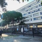 Studente di scuola media sbattuto al muro e minacciato di morte dal professore. Denuncia dei genitori