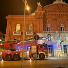 Calcinacci giù dal Petruzzelli: allarme durante lo spettacolo, area transennata