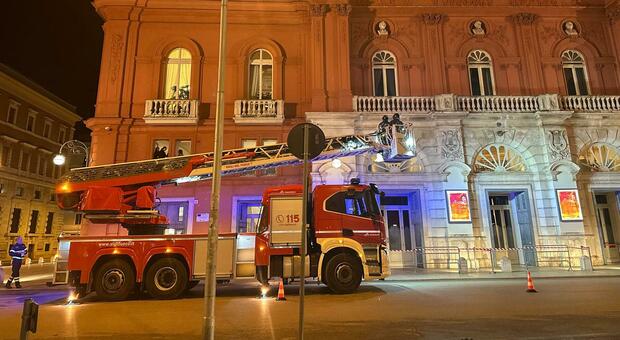 Calcinacci giù dal Petruzzelli: allarme durante lo spettacolo, area transennata