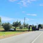 Incidente con giallo: auto ribaltata nelle campagne. Sul posto i soccorritori, ma nessuno nell'abitacolo