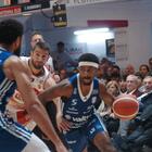 La Valtur Brindisi cala nel terzo quarto, poi sfiora la rimonta. A Pesaro una sconfitta pesante