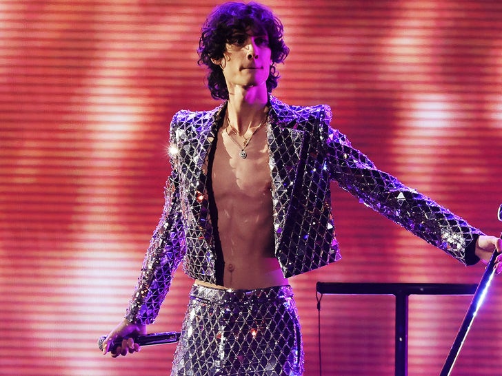 9db8e7e31d94448ab8c62bfd1f69ec7c_md 0201-sombr-Grammys-SUB