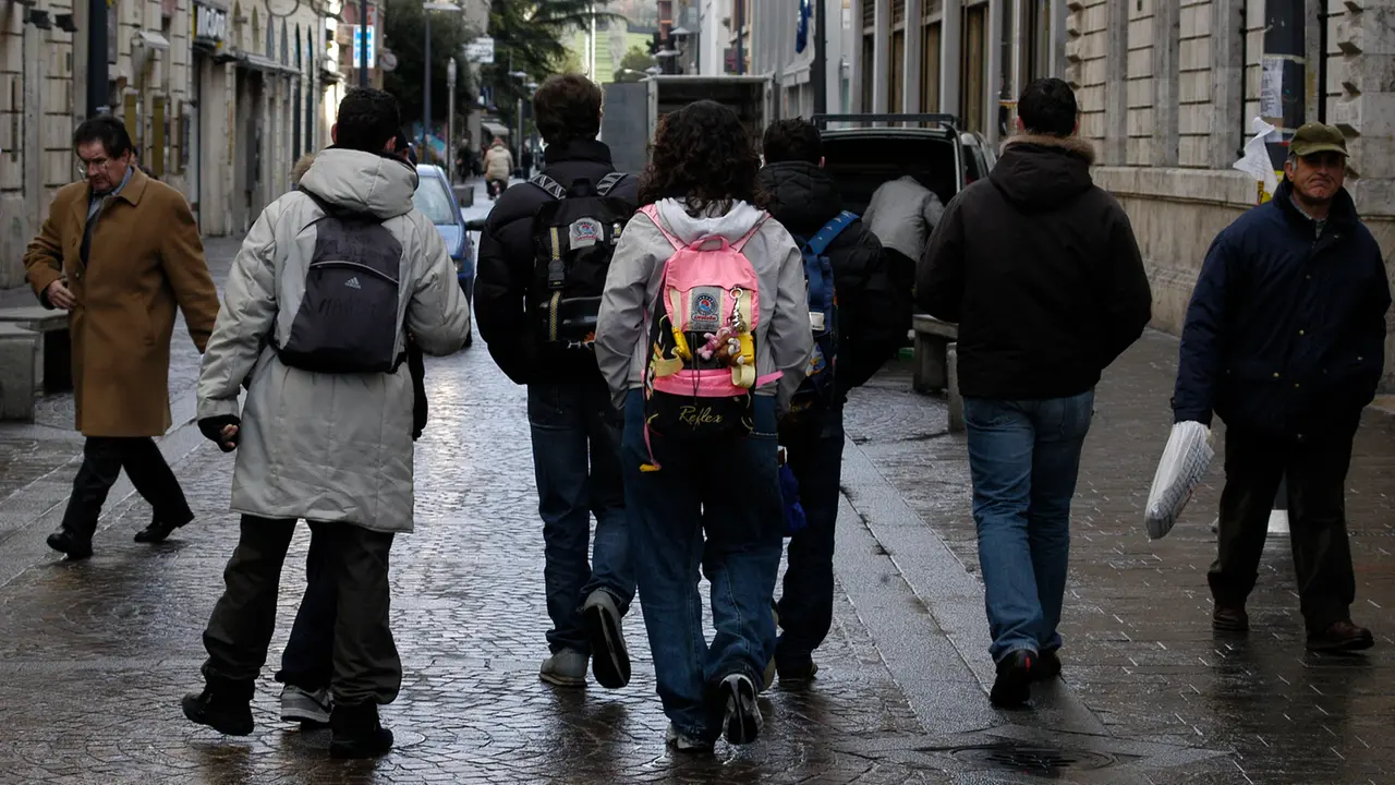 Allarme a scuola: ragazzino delle medie minaccia i compagni con un coltellino fai da te