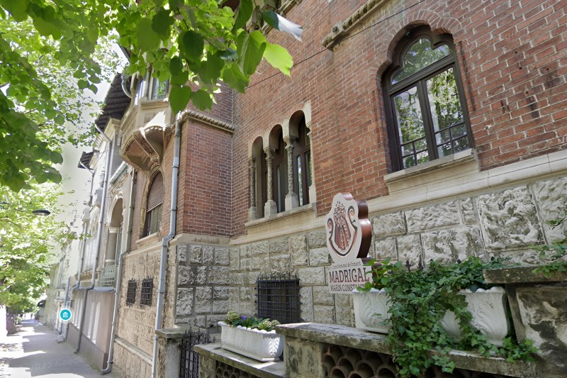 Prima casă cu lift din București. Superba vilă Sacha Roman, azi Casa Madrigal, și istoria ei
