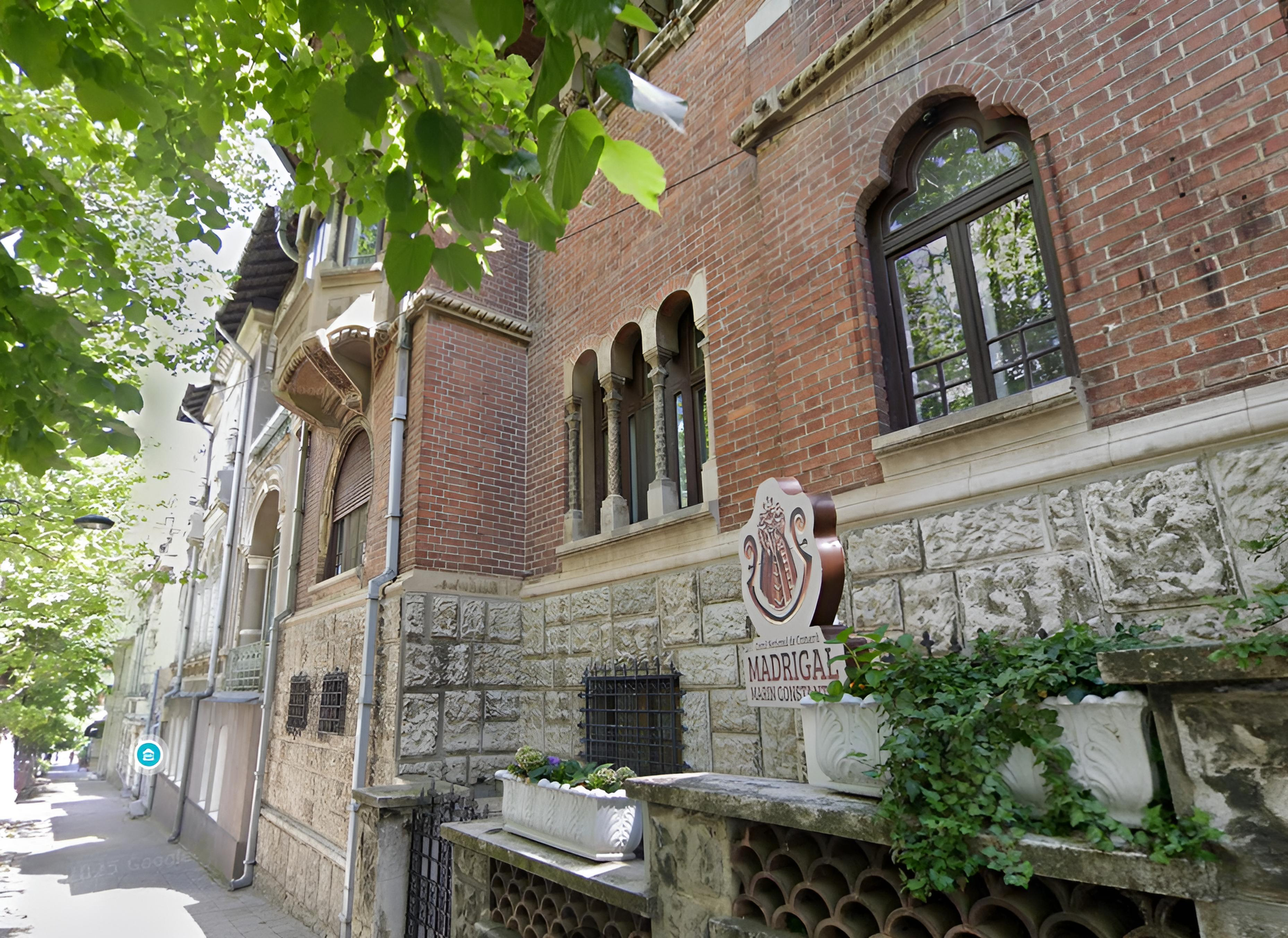 Prima casă cu lift din București. Superba vilă Sacha Roman, azi Casa Madrigal, și istoria ei – HotNews.ro