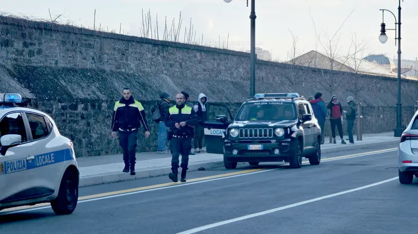 La Polizia locale intervenuta alla richiesta di aiuto per Sunil (foto Lasorte)