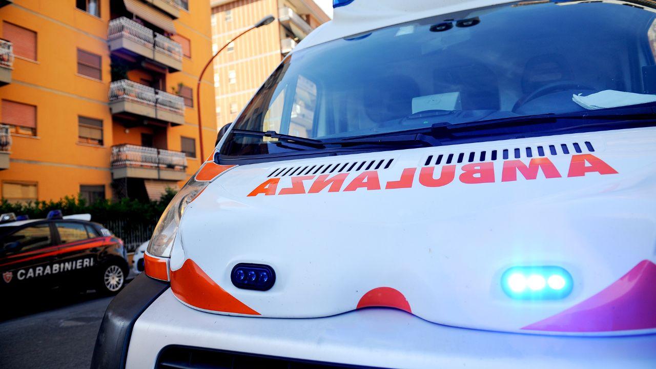 Sul posto il 118 e le forze dell'ordine (foto di repertorio)