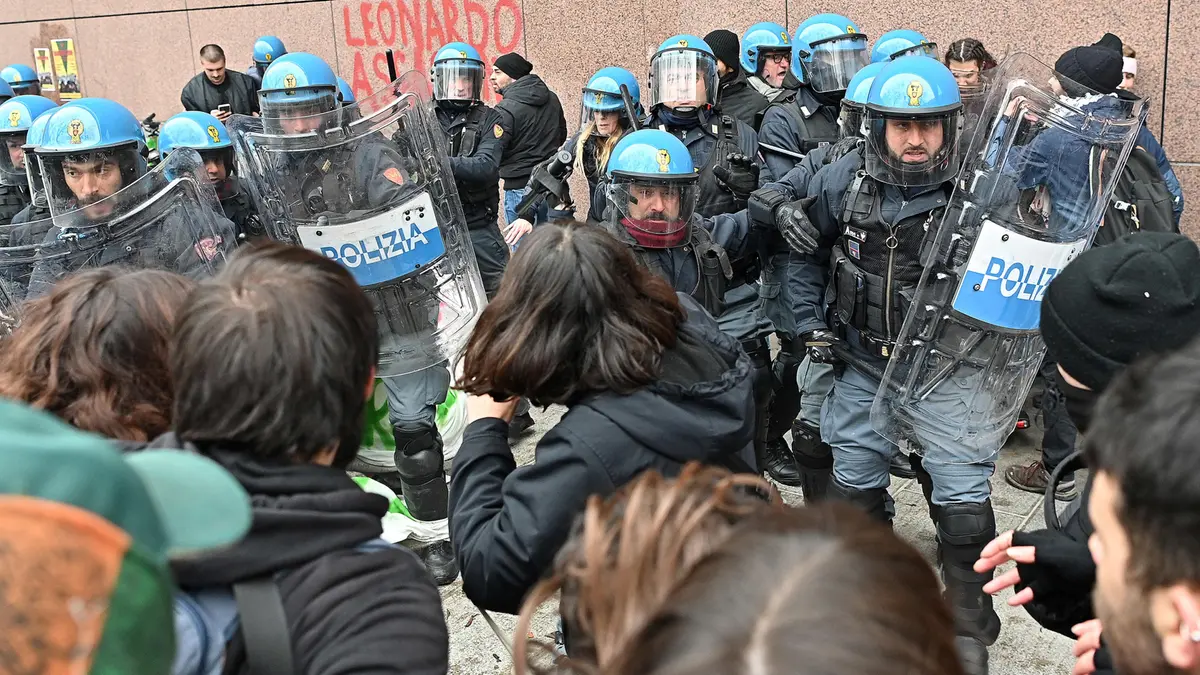 Studenti fuorisede, a Torino bloccati dai lacrimogeni e picchiati