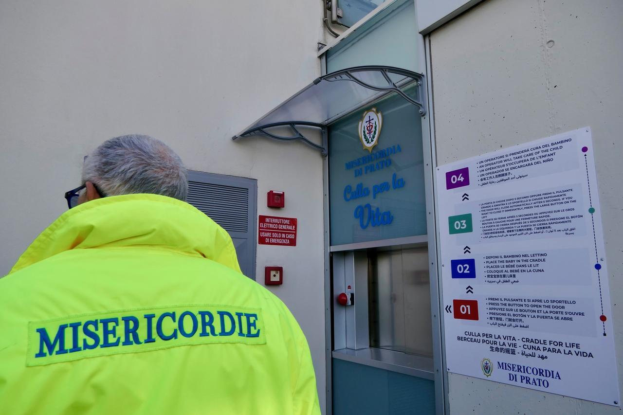 Prato, inaugurata la “culla per la vita”: qui le mamme possono lasciare il neonato che non possono o non vogliono accudire